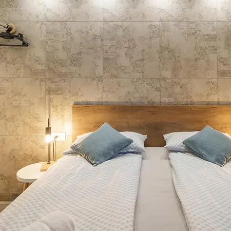 Konukevi Vall Distria